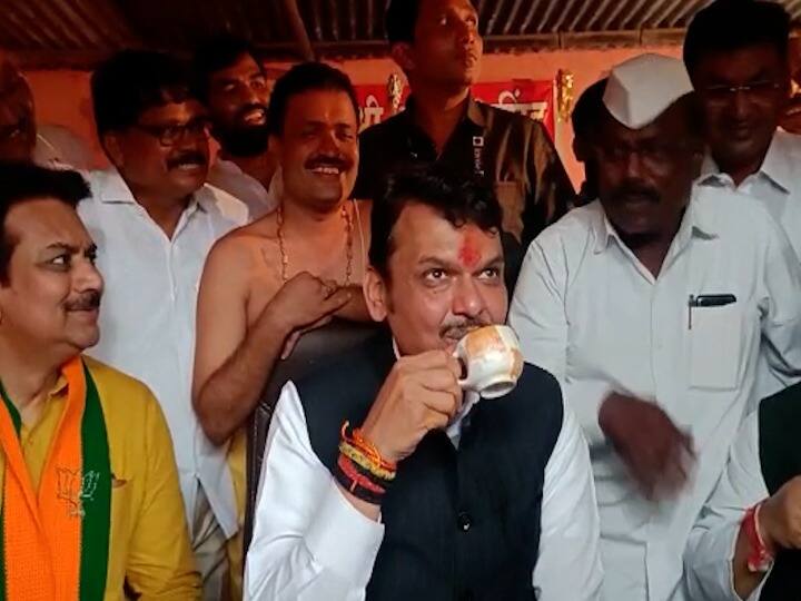 Maharashtra news devendra fadnavis visiting tea stall of his friend past 25 years माजी मुख्यमंत्र्यांचा मैत्रीचा धागा, चहाच्या कपाने गेल्या 25 वर्षांहून अधिक काळ जोडलेला ऋणानुबंध आजही कायम