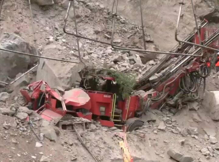 वहीं, जानकारी के मुताबिक, जो 10 लोग लापता बताये जा रहे हैं उनमें  जादव रॉय (23), गौतम रॉय (22), सुधीर रॉय (31), दीपक रॉय (33), परिमल रॉय (38) पश्चिम बंगाल के रहने वाले हैं. वहीं, शिव चौहान (26) असम के हैं. नवराज चौधरी (26) और कुशी राम (25), दोनों नेपाल से हैं और मुजफ्फर (38) और इसरत (30), दोनों स्थानीय हैं.