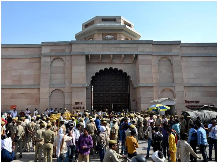 Supreme Court sent Gyanvapi Masjid Case to Varanasi court District Judge ANN Gyanvapi Case: ज्ञानवापी मामला वाराणसी जिला कोर्ट ट्रांसफर, 'शिवलिंग' वाला एरिया रहेगा सील, जानें SC में किसने क्या दी दलील