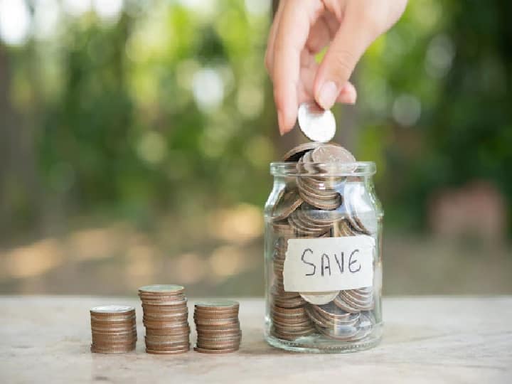 Post Office Fixed Deposit: रिजर्व बैंक ऑफ इंडिया (Reserve Bank of India) के रेपो रेट बढ़ाए जाने के ऐलान के बाद से ही देश के ज्यादातर बड़े बैंकों ने एफडी की ब्याज दरों (FD Rate of Interest) में बढ़ोतरी की है. इससे ग्राहकों को भी लाभ पहुंचा है. बहुत से बड़े बैंक ग्राहकों को एफडी पर ज्यादा रिटर्न ऑफर कर रहे हैं.