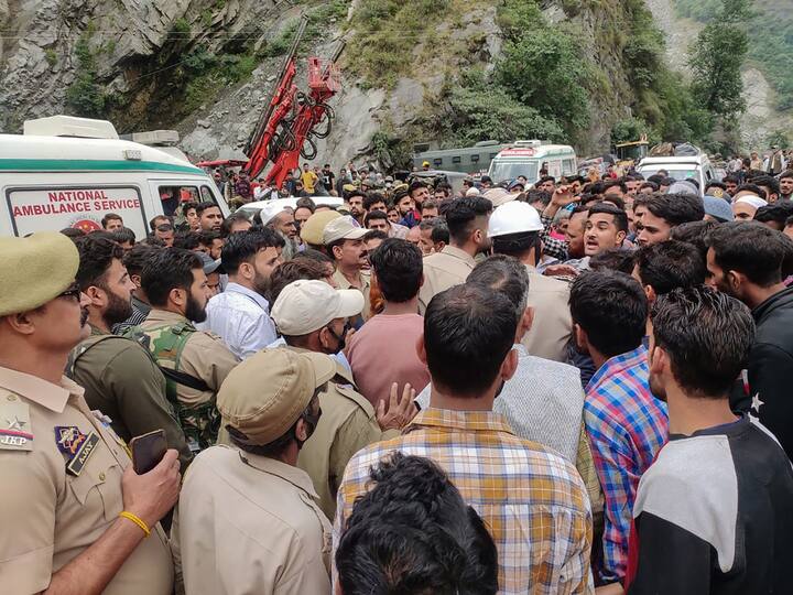 पुलिस अधिकारी के मुताबिक, निकाले गए तीन लोगों को जिला अस्पताल भर्ती कराया गया है जहां एक- विष्णु गोला (33) झारखंड को उन्नत उपचार के लिए जीएमएस जम्मू रेफर कर दिया गया है.