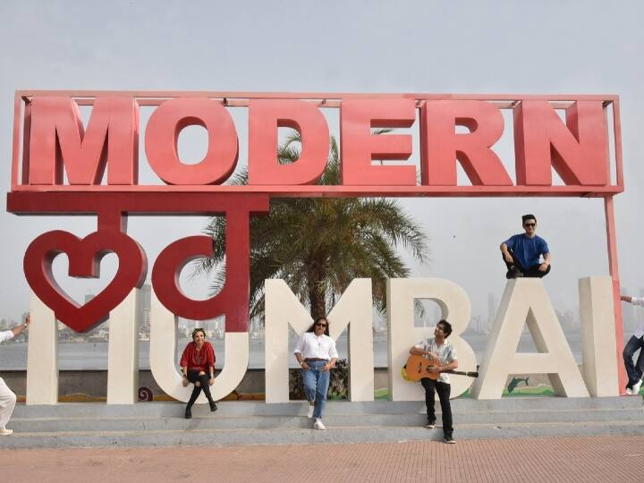 Mumbaikars Give Iconic Installation 'I Love Mumbai' A Makeover To Appreciate Amazon Series 'Modern Love Mumbai' Mumbaikars Give Iconic Installation 'I Love Mumbai' A Makeover To Appreciate Amazon Series 'Modern Love Mumbai'