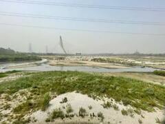 Delhi: यमुना का जलस्तर घटने से बढ़ा जल संकट, कई इलाकों में हुई पानी की किल्लत