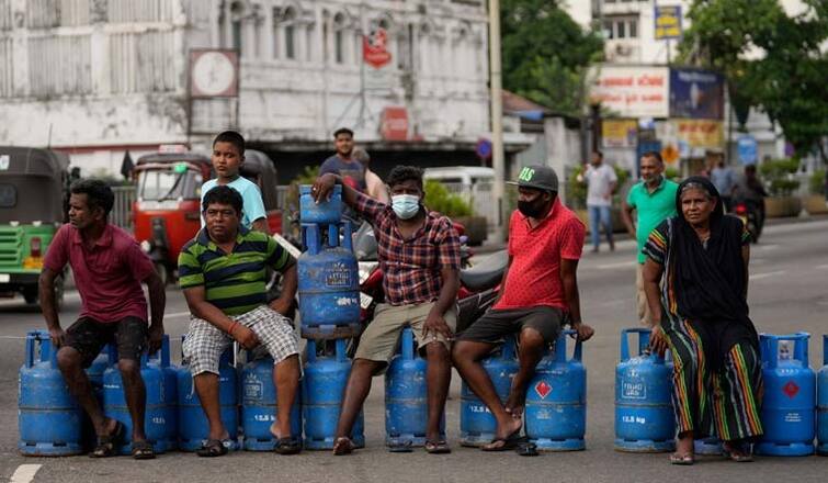 Sri Lanka people demand gas cylinder for cooking leads road protest Protest For Gas Cylinder : தகிக்கும் இலங்கை.. சமையல் எரிவாயு கோரி கொழும்பில் வீதிகளில் திரண்ட மக்கள்..