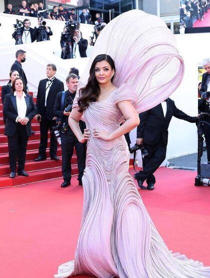 रेड कार्पेट पर पहुंची ऐश्वर्या राय बच्चन ने सभी की निगाहें अपनी ओर खींच ली. इस दौरान उनका मेकअप लॉरियल पेरिस की मेकअप आर्टिस्ट वल गार्लेंड ने किया था.