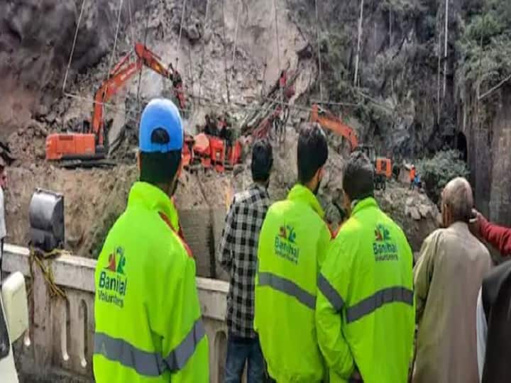 Jammu Tunnel Collapse: 3 people rescued after tunnel Collapse on Jammu-Srinagar highway, 10 still missing in ramban in jammu-kashmir Jammu Tunnel Collapse: जम्मू-श्रीनगर हाईवे पर सुरंग हादसे में 3 लोगों को बचाया गया, 10 अभी भी लापता
