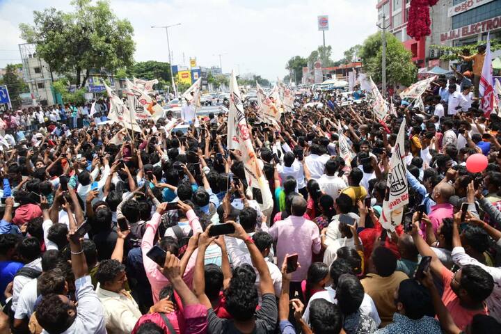 పవన్ కల్యాణ్ చూసేందుకు యువకులు పోటీపడ్డారు.