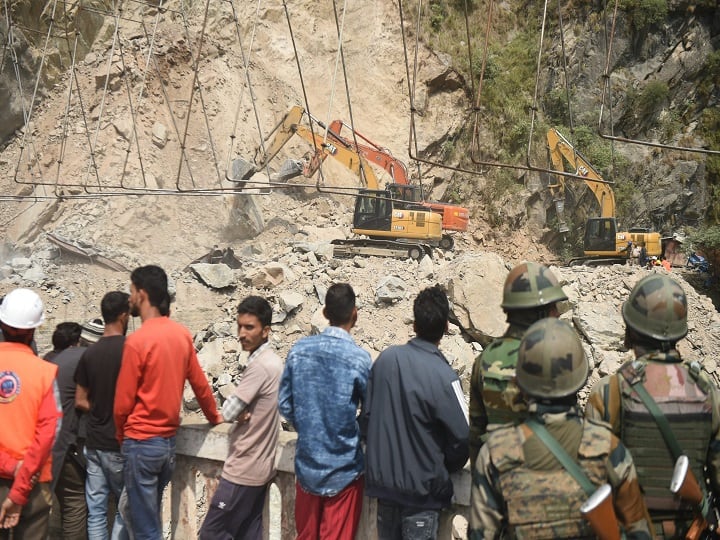 Jammu Srinagar Mountain Collapse Video Makerkote Ramban Tunnel Collapse Rescue Operations WATCH | Portion Of Mountain Falls Near J&K's Ramban Tunnel Collapse Site, 9 Workers Still Trapped