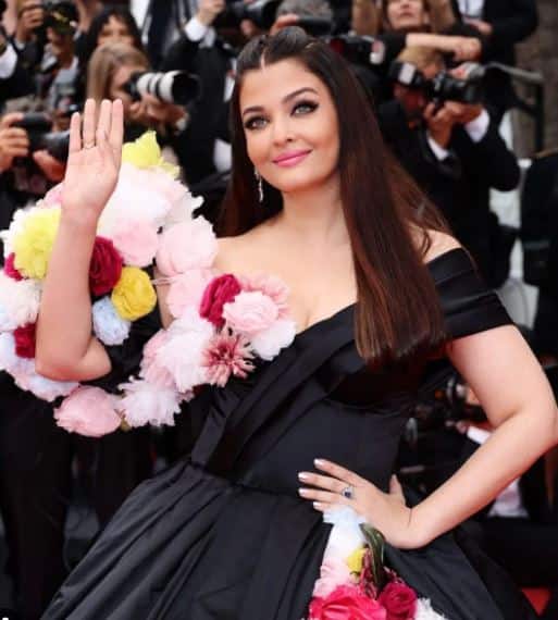 इससे पहले ऐश्वर्या राय बच्चन ने रेड कारपेट पर ब्लैक रफल फ्लावर का गाउन पहनना चुना. इसके साथ उन्होंने न्यूड मेकअप किया.