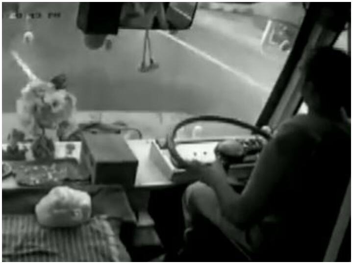 Two private buses collided head-on with each other in Salem district in Tamil Nadu Watch: तमिलनाडु में रात के अंधेरे में आपस में टकराई दो बसें, रोंगटे खड़े कर देगा वीडियो