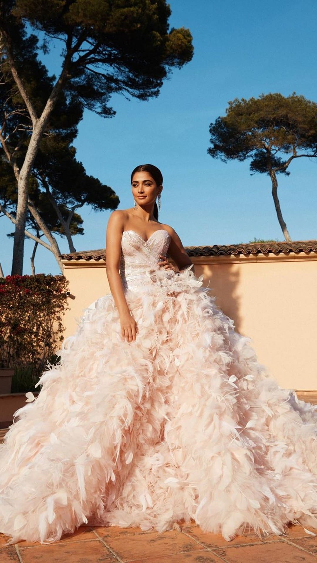 Fashion Face-off] Priyanka Chopra Vs Aishwarya Rai: Whose embellished white  gown look at Cannes won hearts?