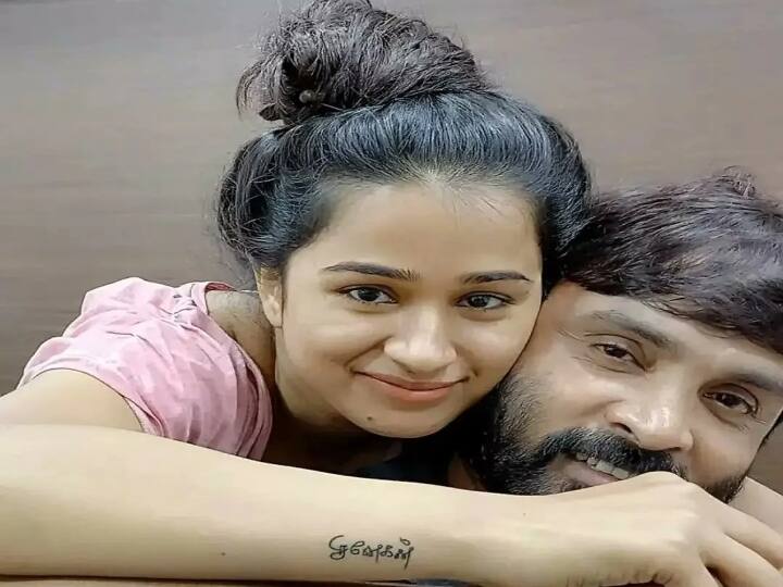 Kannika Ravi objects to husband Snehan kissing her on live video லைவ்வில் முத்தம் கொடுத்த சினேகன்...! கோபப்பட்ட மனைவி..! வைரலாகும் வீடியோ