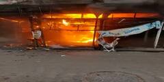 New Market Fire: রাত ৩ টেয় ভয়ানক ধোঁয়া দেখে বুঝতে পারি আগুন লেগেছে, জানালেন স্থানীয় ।Bangla News