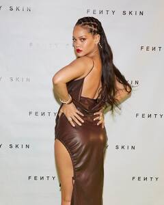 PHOTO: प्रसिद्ध अमेरिकन पॉप गायिका रिहानाच्या घरी छोट्या पाहुण्याचं आगमन!