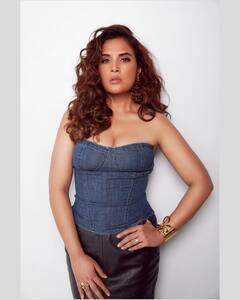 Richa Chadha की इन तस्वीरों ने मचाई सनसनी, ऑफ शोल्डर डेनिम टॉप पहन दिखाई बेबाकी
