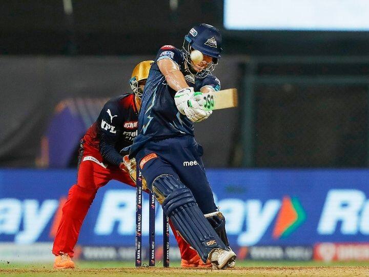 प्रथम फलंदाजी करताना गुजरातची सुरुवात निराशाजनक झाली. फॉर्मात असलेला शुभमन गिल अवघ्या एका धावेवर माघारी परतला. त्यानंतर मॅथ्यू वेडही 16 धावा काढून बाद झाला. वृद्धीमान साहा 31 धावांवर धावबाद झाला. 