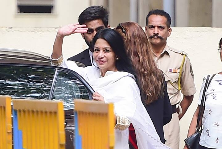 इंद्राणी मुखर्जी ने अपनी वकील सना रईस शेख को गले लगाया, मुस्कुराईं और वहां इंतजार कर रहे मीडियाकर्मियों की ओर हाथ हिलाया.