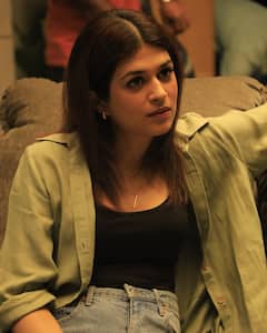 Shraddha Das Photos: డోంట్ డిస్ట్రబ్-శ్రద్ధాదాస్ చాలా బిజీగా ఉందబ్బా