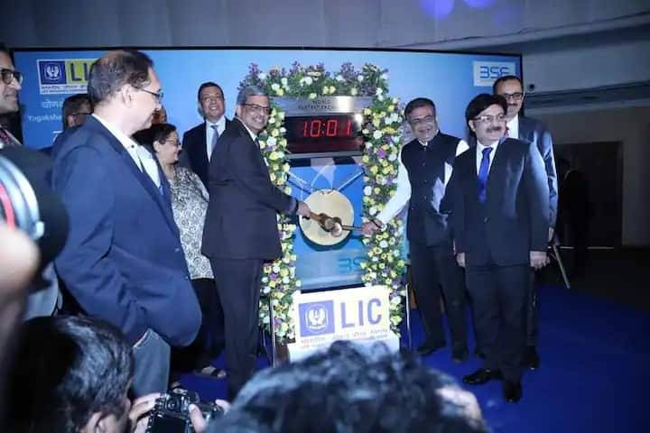 LIC Share Price Fells 13 percent From IPO Price, 78,000 Crore Rupees Loss To Investors LIC Share Price: आईपीओ प्राइस से 13% नीचे गिरा LIC का शेयर, निवेशकों को 78,000 करोड़ रुपये का नुकसान