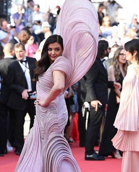 बता दें कि ऐश्वर्या राय बच्चन का ये शेल पिंक और सिल्वर कॉउचर गाउन चुना, जिसे डिजाइनर गौरव गुप्ता ने तैयार किया है.