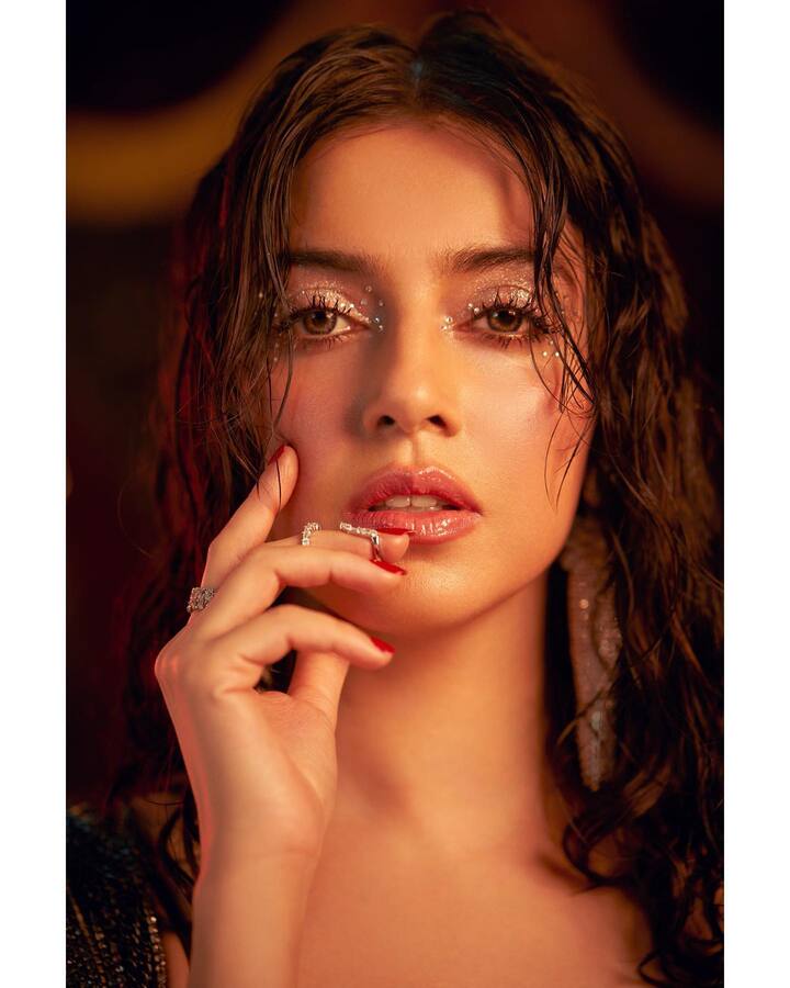 कुछ देर पहले दिव्या ने अपने सोशल मीडिया अकाउंट से अपनी सिजलिंग फोटोज शेयर की हैं. इस फोटो में वो शॉर्ट ड्रेस में बेहद ग्लैमरस लग रही हैं.