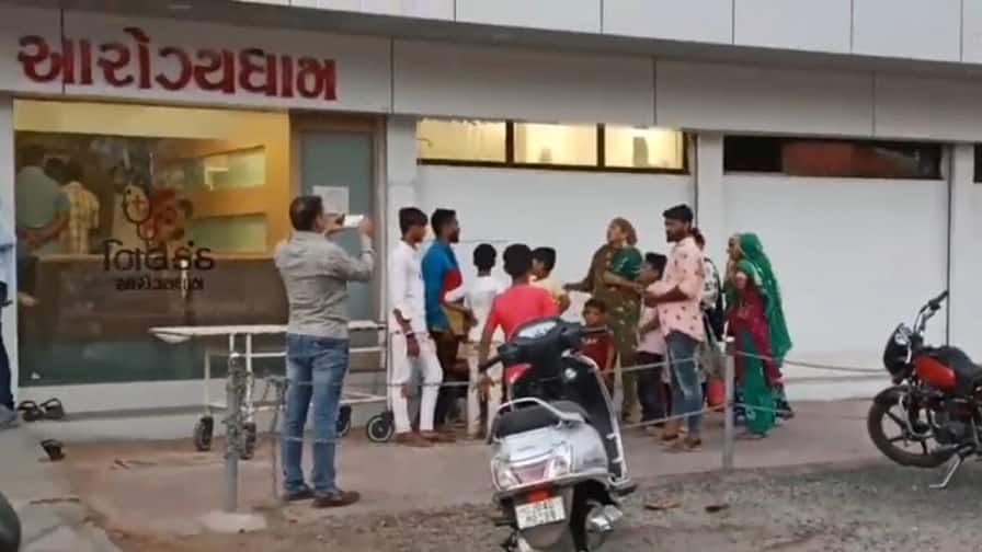 BHAVNAGAR : એક જ કુટુંબના બે પરિવારો વચ્ચે થયેલી મારામારીમાં યુવાનની હત્યા A young man was killed in a quarrel between two families at Talaja in Bhavnagar BHAVNAGAR : એક જ કુટુંબના બે પરિવારો વચ્ચે થયેલી મારામારીમાં યુવાનની હત્યા