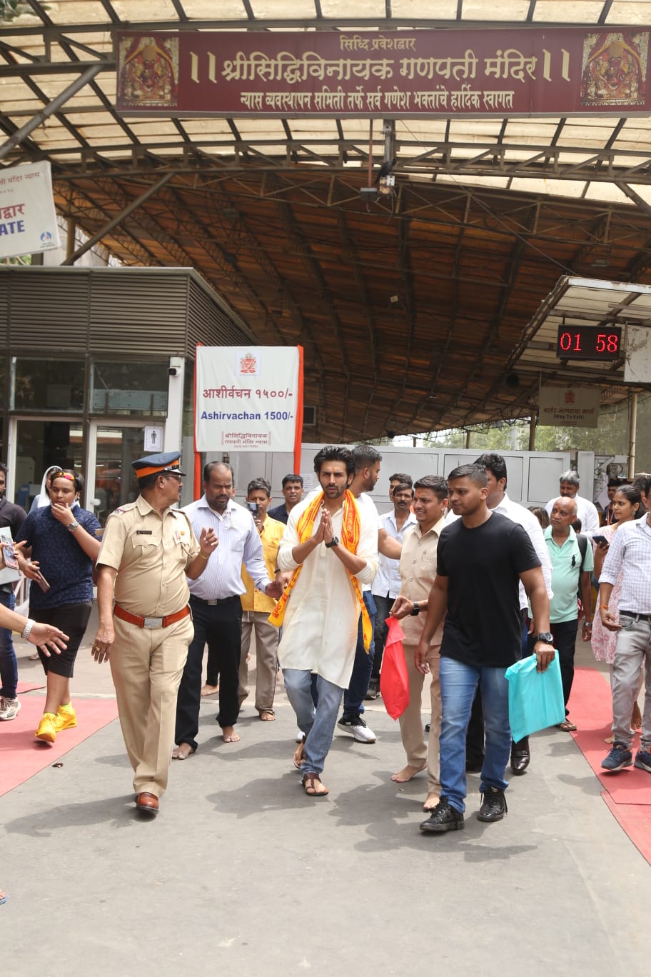 Kartik Aaryan Visits Siddhivinayak Temple To Seek Blessings For The Success Of 'Bhool Bhulaiyaa 2