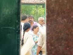 CBI Raid: छापेमारी के दौरान आवास के अंदर की तस्वीर, राबड़ी देवी के चेहरे पर दिखा तनाव, साथ में दिखे तेज प्रताप यादव