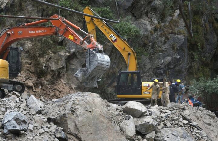 SDRF इंचार्ज एमपी वजीर ने बताया कि हादसा कल रात 10:15 बजे हुआ. हम लोग 11 बजे पहुंच गए थे. 3 जख्मी लोगों को बचाया गया. मलबे में अभी भी 8-9 लोगों के फंसे होने की आशंका हैं. मलबा जितना हटा रहे हैं, ऊपर से मलबा फिर से आ रहा है, जिसके कारण रेस्क्यू ऑपरेशन करने में परेशानी हो रही है.