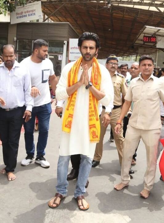 कार्तिक आर्यन की इस फिल्म का इंतजार फैंस लंबे समय से कर रहे थे. वहीं फिल्म रिलीज के दिन कार्तिक आर्यन गणेश भगवान के दर्शन करने पहुंचे.