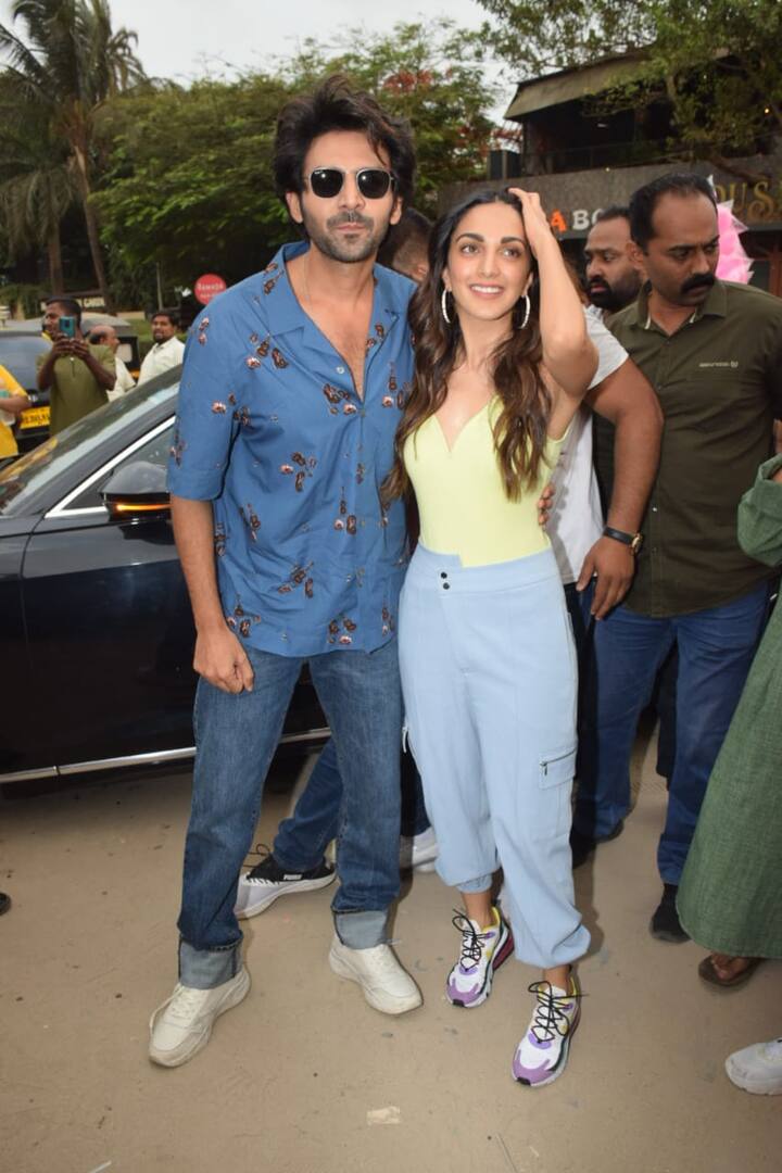 फोटोज में कियारा और कार्तिक साथ में पोज देते नजर आ रहे हैं. कियारा ने लाइट ब्लू डेनिम और येल्लो टॉप कैरी किया है.