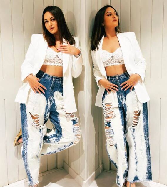 ਕ੍ਰੌਪ-ਟੌਪ ਤੇ ਡੈਨਿਮ ਜੀਨਜ਼ 'ਚ ਸੋਨਾਕਸ਼ੀ ਦਾ ਕੂਲ ਲੁੱਕ