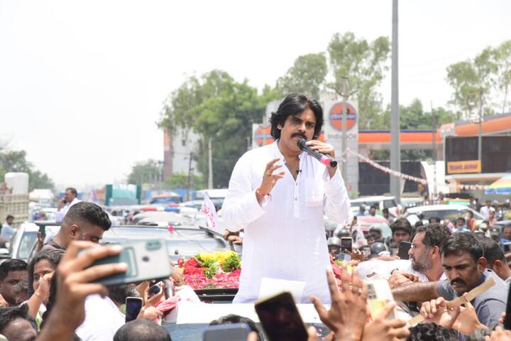 పార్టీ కార్యకర్తలు, ప్రజలనుద్దేశించి మాట్లాడుతున్న పవన్ కల్యాణ్