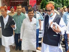 IN PICS: 27 महीने बाद जेल से बाहर आए Azam Khan, शिवपाल यादव से कुछ इस तरह की मुलाकात, देखें तस्वीरें