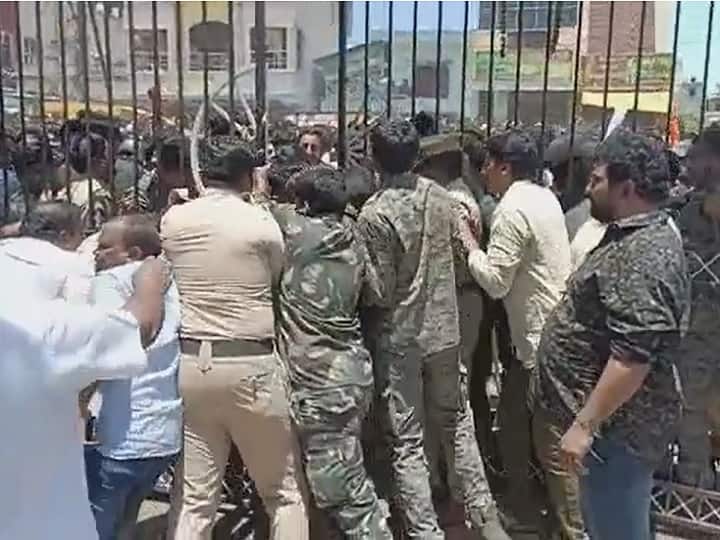 Konaseema Name Change: అట్టుడుకుతున్న కోనసీమ, జిల్లా పేరు మార్చవద్దని ఆందోళన ఉధృతం - పెట్రోల్ పోసుకుని యువకుడు ఆత్మాహత్యాయత్నం Konaseema District Name Change: Protests Against Changing Name of Konaseema District Konaseema Name Change: అట్టుడుకుతున్న కోనసీమ, జిల్లా పేరు మార్చవద్దని ఆందోళన ఉధృతం - పెట్రోల్ పోసుకుని యువకుడు ఆత్మాహత్యాయత్నం