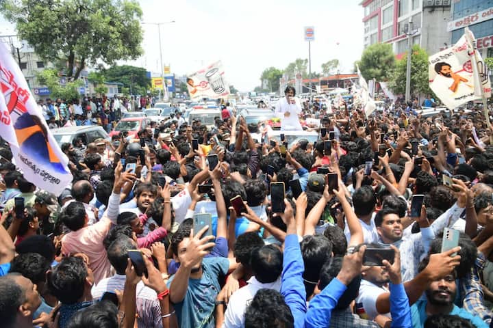 పవన్ కల్యాణ్ అడుగడుగునా ఆ పార్టీ నేతలు, ప్రజలు స్వాగతం పలికారు.