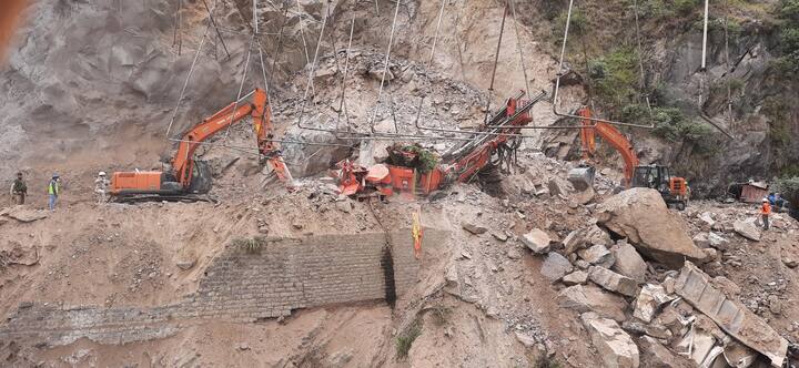 रामबन के डिप्टी कमिश्नर मुसर्रत इस्लाम ने बताया कि एक शव को निकाला गया है. अभी भी 9 लोग मलबे के नीचे फंसे हुए हैं. 3 घायलों को कल निकाला गया था. सर्च ऑपरेशन के लिए NDRF, SDRF, QRT और सेना तैनात हैं.