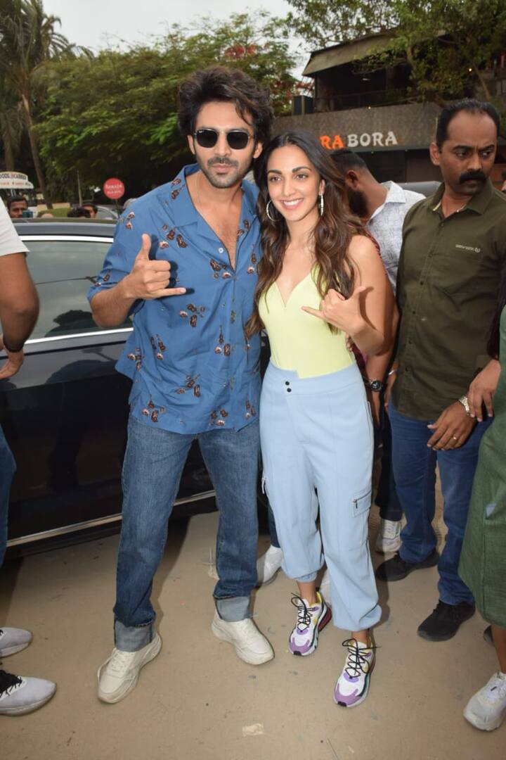 कार्तिक और कियारा की फिल्म भूल भुलैया 2 रिलीज के दिन ही ऑनलाइन लीक हो गई है. लोग एचडी में इसे डाउनलोड करके देख रहे हैं. फिल्म के ऑनलाइन लीक होने से मेकर्स को झटका लगने वाला है.