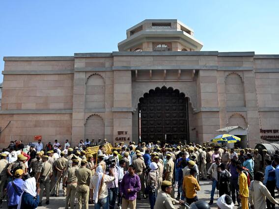 Gyanvapi Masjid Case: जुमे की नमाज के लिए भारी संख्या में पहुंचे लोग, SC नहीं देगा मामले में दखल, जानें ज्ञानवापी केस में दिनभर क्या हुआ Gyanvapi Masjid Case: जुमे की नमाज के लिए भारी संख्या में पहुंचे लोग, SC नहीं देगा मामले में दखल, जानें ज्ञानवापी केस में दिनभर क्या हुआ