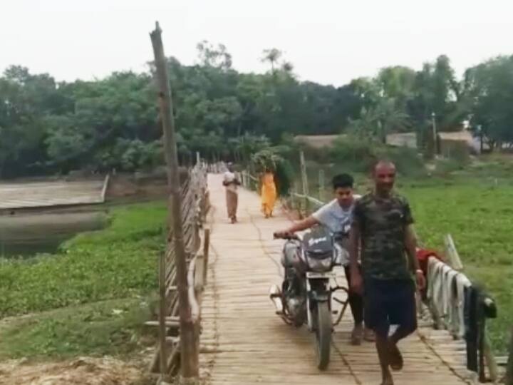 VIDEO: unique bridge in Darbhanga Bihar where toll tax has to be paid for bikers to pedestrians ann VIDEO: बिहार का एक ऐसा चचरी पुल जहां देना पड़ता है 'टोल टैक्स', बाइक से लेकर पैदल वालों तक के लिए रेट तय