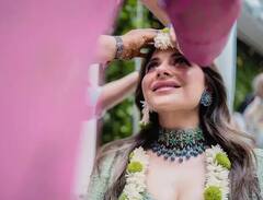 Kanika Kapoor Mehndi Pics: કનિકા કપૂર ગૌતમ સાથે આજે કરશે લગ્ન, જુઓ મહેંદી સેરેમનીની તસવીરો