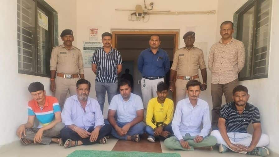 Morbi news 6 arrested in Morbi Halvad wall collapse case MORBI : હળવદમાં દિવાલ ધરાશાયી થવાના કેસમાં કારખાનાના માલિક સહીત 6 લોકોની ધરપકડ