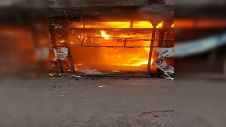 Kolkata : Fire at shop at New Market, five fire tenders deputed in the spot Kolkata Fire : ভোরের শহরে আতঙ্ক, নিউ মার্কেটের কাছে কাপড়ের দোকানে আগুন