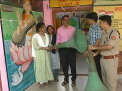 Gorakhpur News: सीएम योगी ने पेश की नजीर, गोरखनाथ मंदिर से उतारे गए दो लाउडस्पीकर सरकारी स्कूल को सौंपे