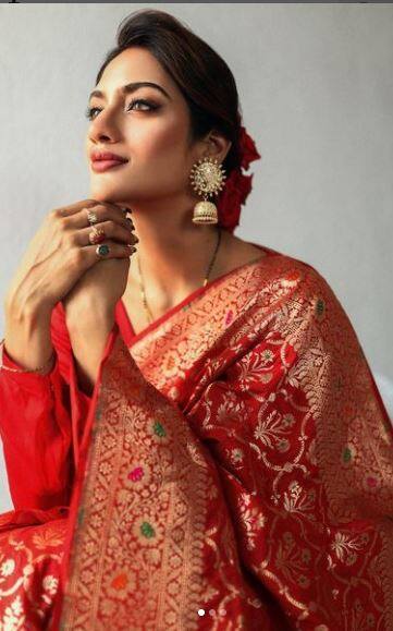 ਲਾਲ ਬਨਾਰਸੀ ਸਾੜੀ 'ਚ ਗਜ਼ਬ ਢਾਹ ਰਹੀ ਨੁਸਰਤ ਜਹਾਂ