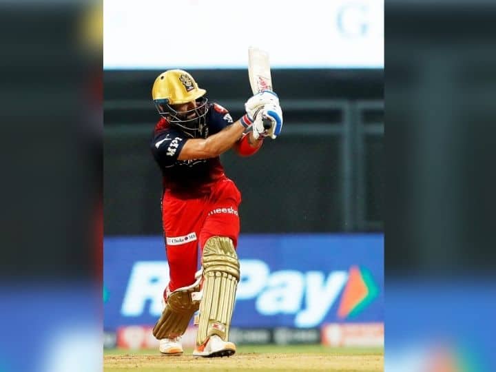 गुजरात विरुद्धच्या  सामन्यापूर्वी विराटच्या नावावर आरसीबीकडून 6943 धावा (चॅम्पियन्स लीगमधील धावांसह) होत्या. त्यामुळे 57 धावा केल्यास आरसीबीकडून सात हजार धावा करणारा खेळाडू ठरणार होता.