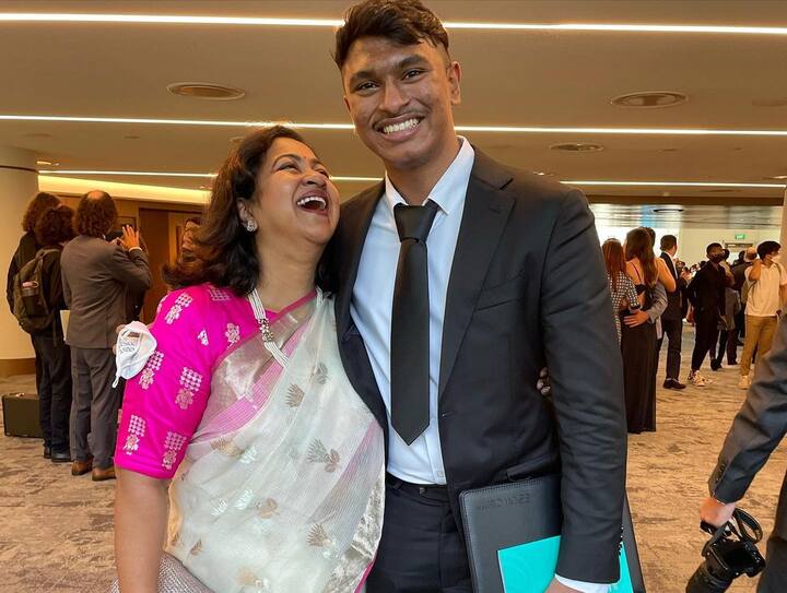 சிங்கப்பூர் சர்வதேச கல்லூரி ஒன்றில் படித்து வந்தார்.