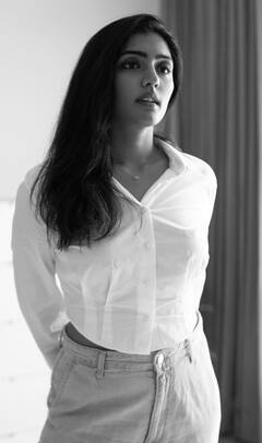 Eesha Rebba pics: வெள்ளை நிற ஆடையில்...பிளாக் அண்ட் ஒயிட் போட்டோஷூட்...!