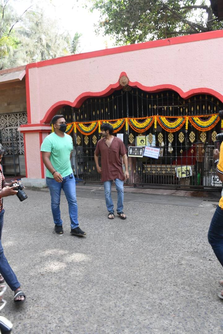 कार्तिक अपनी फिल्म भूल भुलैया 2 की सफलता के लिए प्रार्थना करने के लिए मंदिर गए थे. हाल ही में वह बप्पा का आशीर्वाद लेने के लिए सिद्धि विनायक मंदिर भी गए थे.
