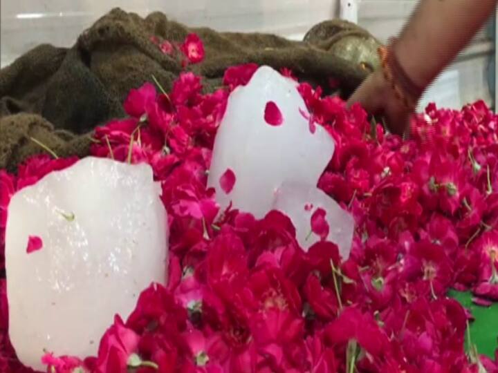 हालांकि यूपी (UP) में शुक्रवार को पश्चिमी और पूर्वी यूपी के कई जगहों पर मौसम के मिजाज में बदलाव के साथ हल्की बारिश हुई.